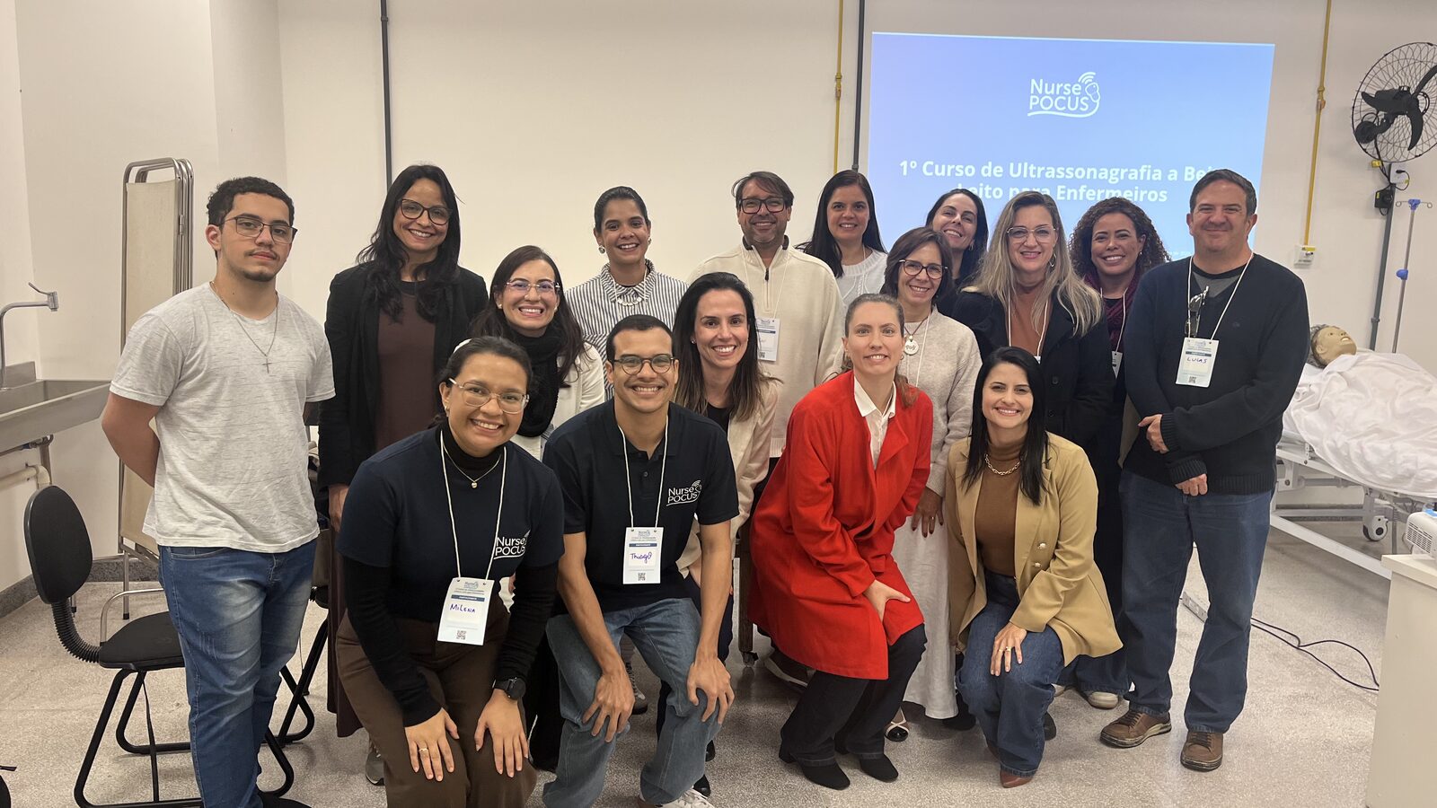 Turma do curso Nurse POCUS reunida em sala de treinamento